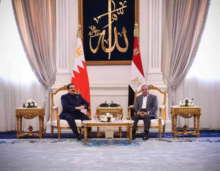 الرئيس السيسى يستقبل ملك البحرين بمطار العلمين الدولى.. صور
