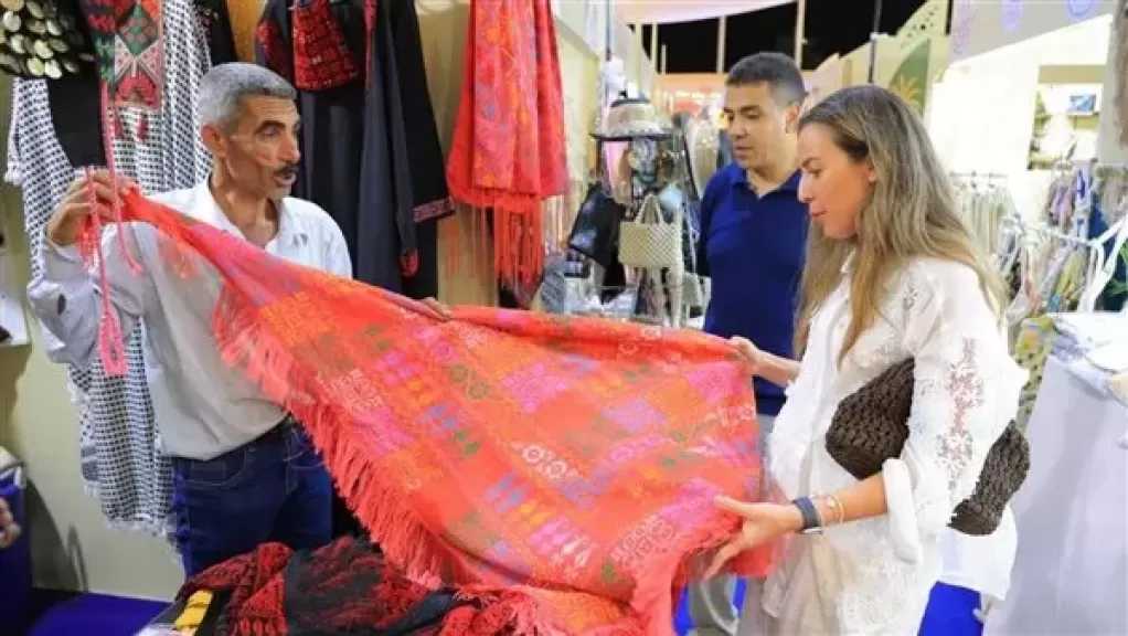 المديرة التنفيذية لصندوق ”قادرون باختلاف” تتفقد معرض ”ديارنا” بالساحل الشمالي