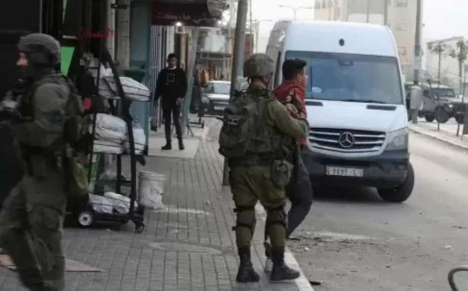قوات الاحتلال تعتقل وتحقق ميدانيا مع أكثر من 60 فلسطينيا من مخيم قلنديا شمال القدس