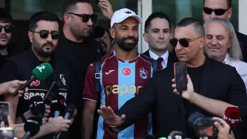 رئيس طرابزون: صلاح نجم عالمي.. وهذا اللاعب أهداه قميصه
