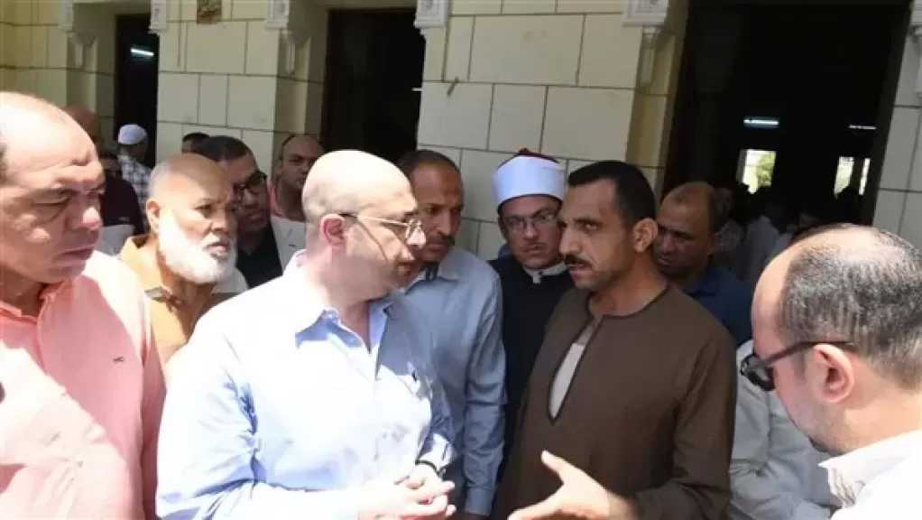 محافظ الفيوم يستمع لشكاوى المواطنين عقب صلاة الجمعة ويوجه بسرعة فحصها