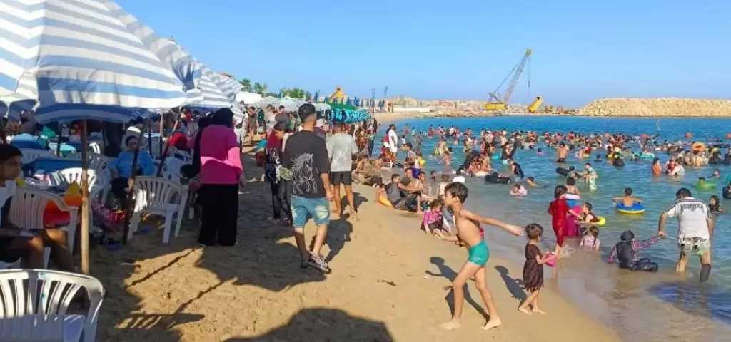 شواطئ الإسكندرية تستقبل المصطافين برايات خضراء وصفراء