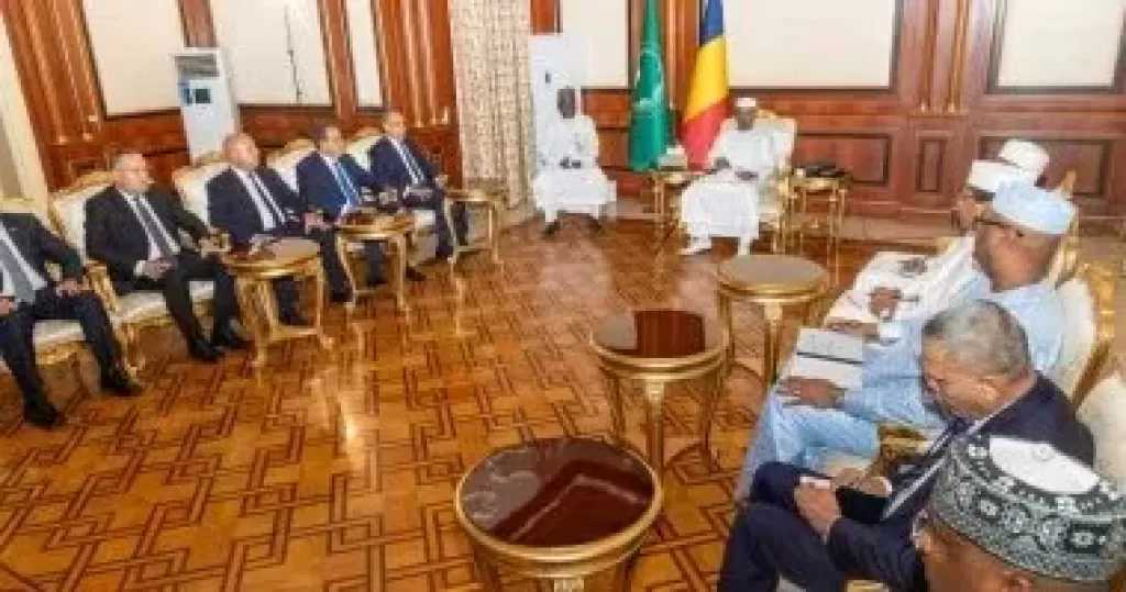 وزير الخارجية يسلم رسالة خطية من رئيس الجمهورية إلى الرئيس التشادي