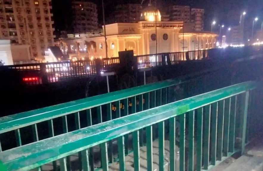 الطرق والنقل بالقاهرة تجري صيانة دورية للأسوار المعدنية بكوبري القبة