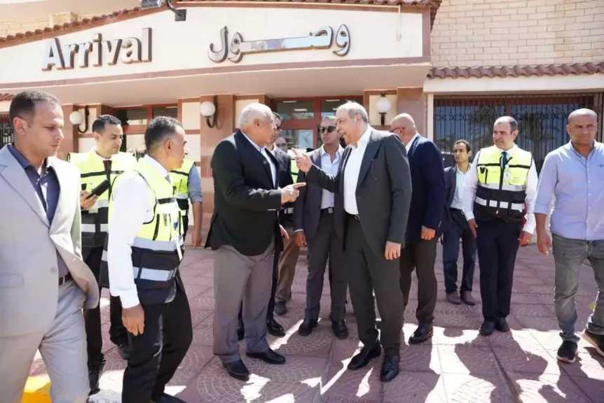 وزير الطيران المدني يبحث مع محافظ مطروح والقطاع السياحي سبل تنمية الحركة الجوية الوافدة
