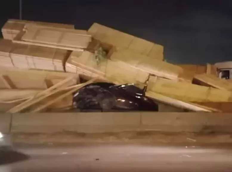 انقلاب سيارة تريلا محملة بالأخشاب أمام المنطقة الحرة في العامرية غرب الإسكندرية