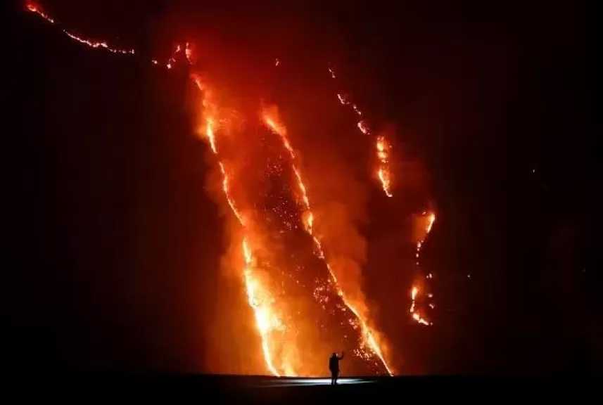 إندونيسيا: إغلاق جبل برومو في جاوة الشرقية أمام السياح مع انتشار حريق هائل