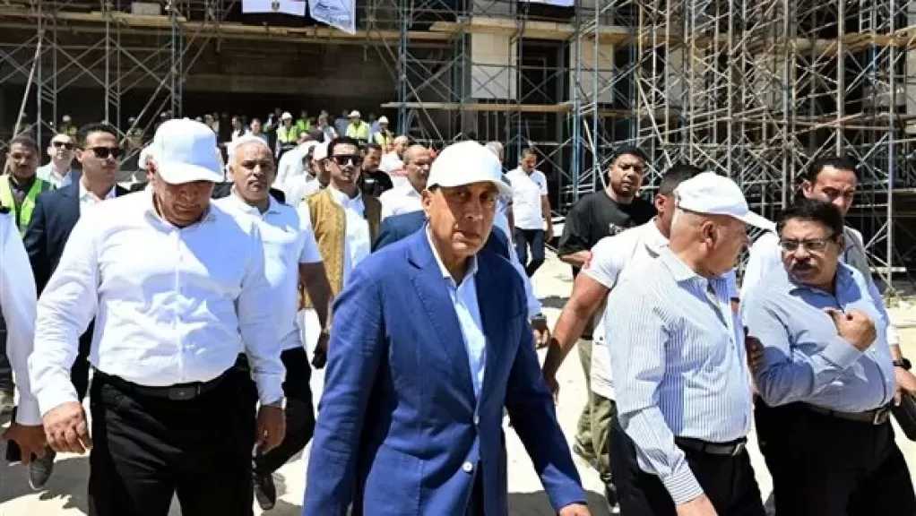 رئيس الوزراء يتفقد محطة القطار الكهربائي السريع بمطروح