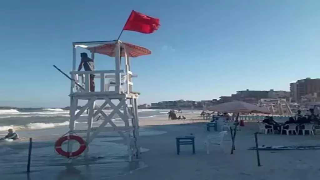 الإسكندرية ترفع الراية الخضراء شرقا والحمراء غربا بالشواطئ