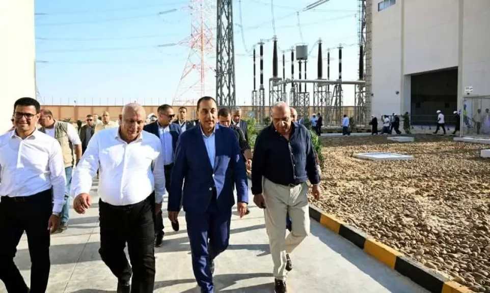 رئيس الوزراء يتفقد محطة محولات كهرباء شرق مطروح.. صور