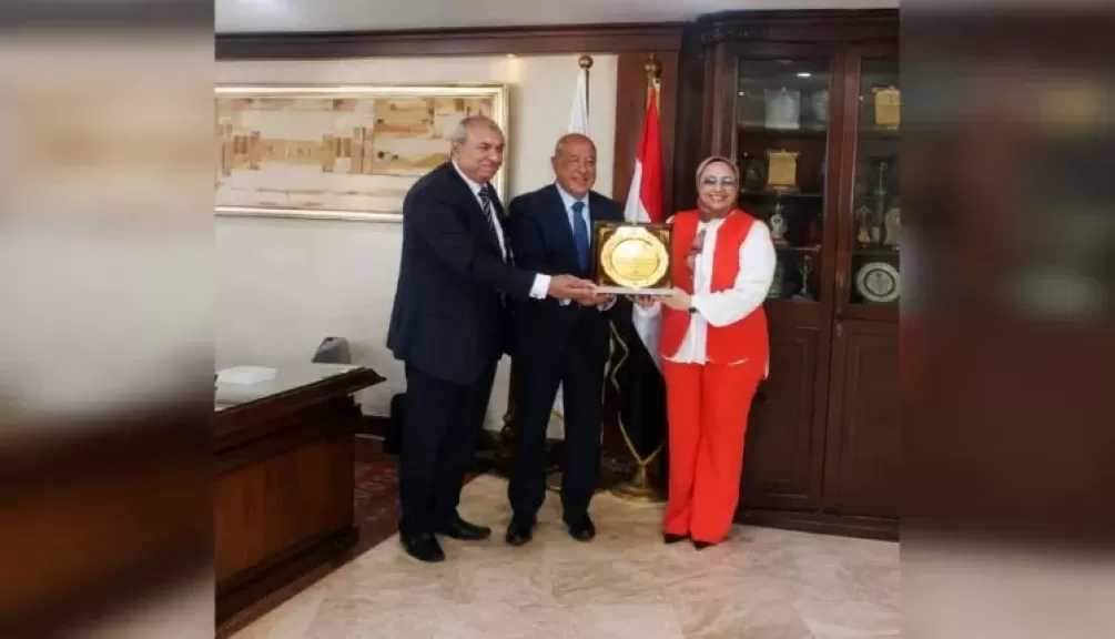 كلية التجارة بجامعة القاهرة تكرّم يحيى أبو الفتوح تقديرًا لدوره في دعم تدريب الطلاب وتأهيلهم لسوق العمل