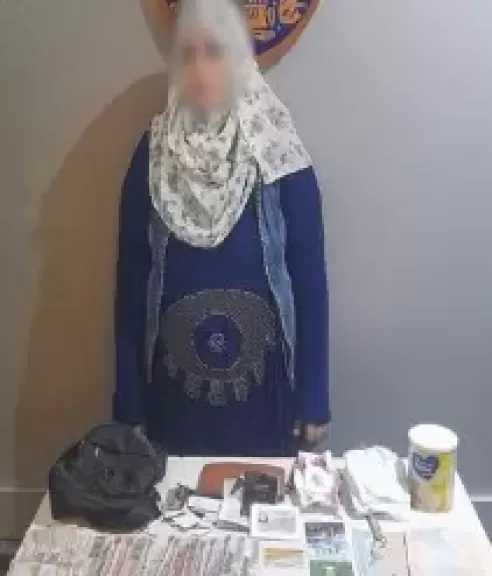 ضبط سيدة بتهمة سرقة حقيبة يد من أخرى في الإسكندرية