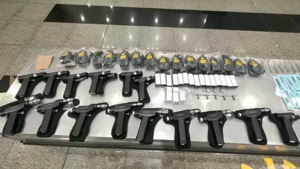 ضبط 3 محاولات تهريب ماريجوانا و363 حقنة وأمبول تخسيس و152 قطعة من مستلزمات جراحة بمطار القاهرة