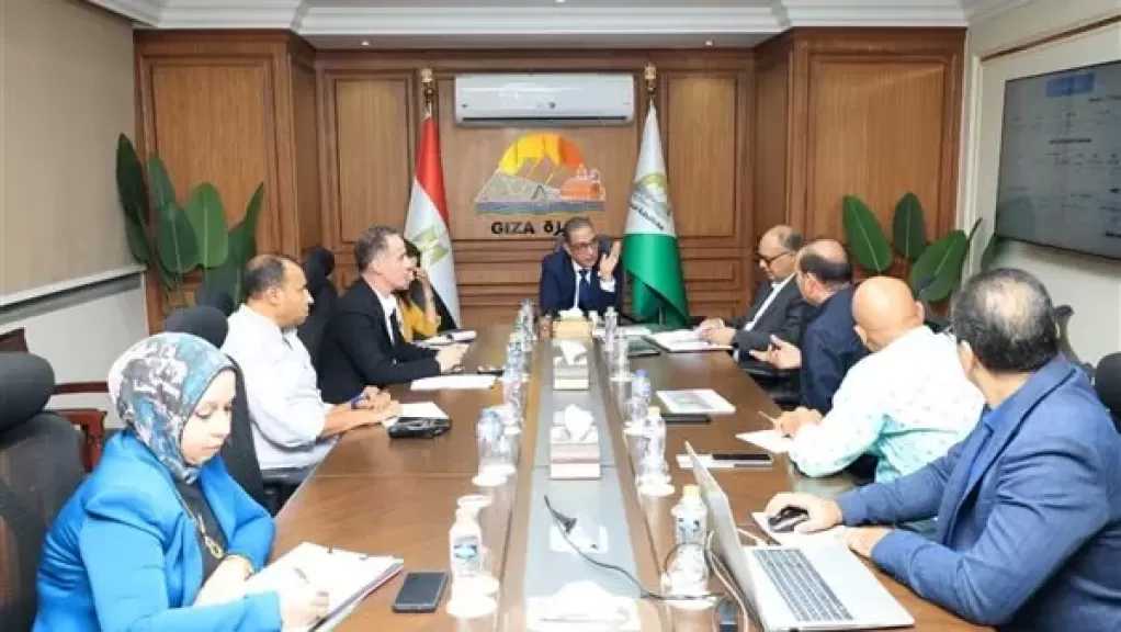 محافظ الجيزة يوجه برصف شوارع بولاق الدكرور ودعم النظافة بـ10 سائقين