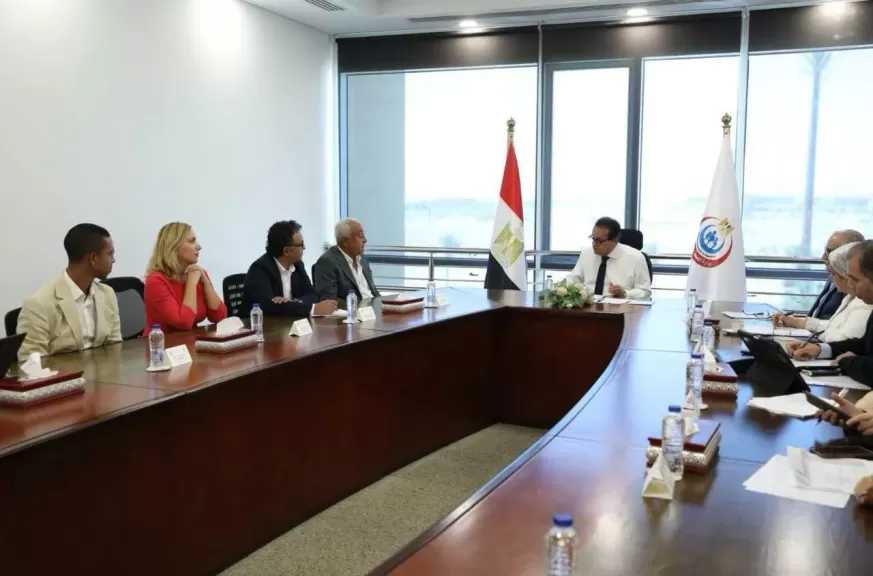 وزير الصحة يبحث مع الأهلية هيلث كير التوسع في جراحات استبدال المفاصل بتقنية الروبوت