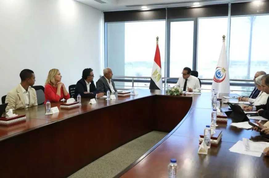 وزير الصحة يبحث مع الأهلية هيلث كير التوسع في جراحات استبدال المفاصل بتقنية الروبوت