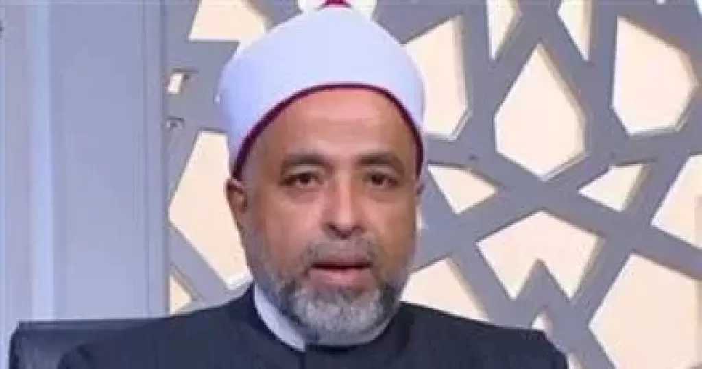 ما حكم من نسي الفاتحة أثناء الصلاة وقرأها بعد السورة؟.. أمين الفتوى يجيب