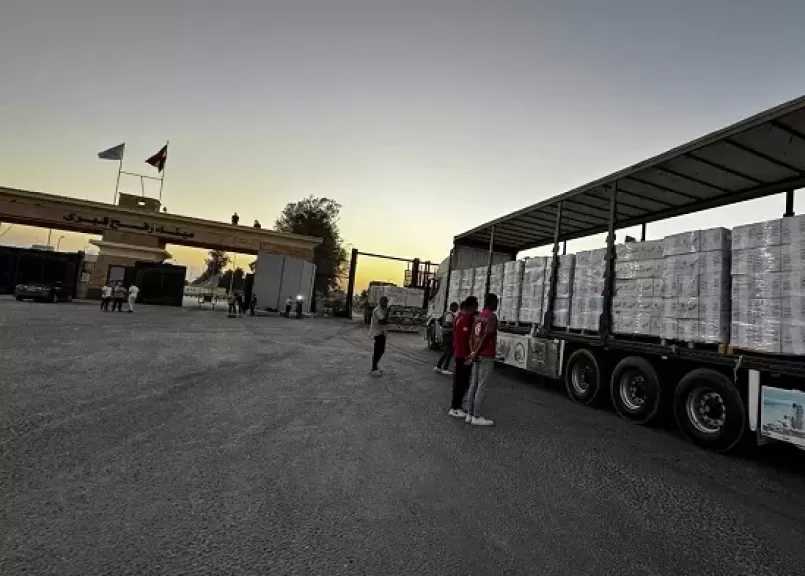 معبر رفح يستقبل 35 مريضا و36 مرافقا من غزة ويواصل إدخال شاحنات المساعدات