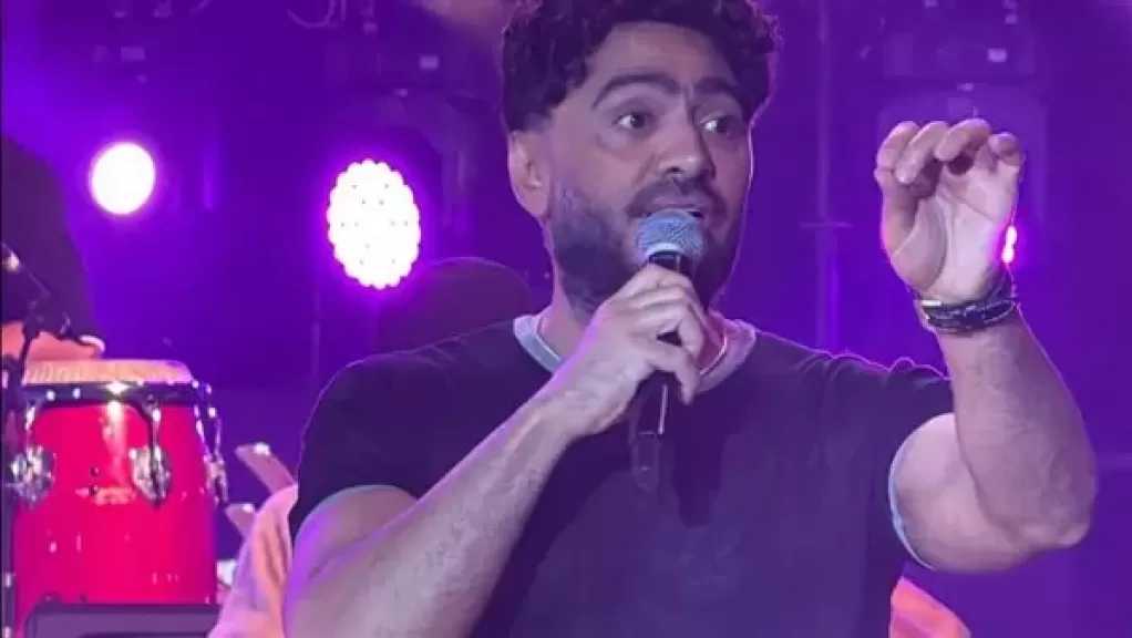 بعد وفاة والده.. تامر حسني يواجه لحظة مؤثرة ومفاجأة من جمهوره في حفل الساحل
