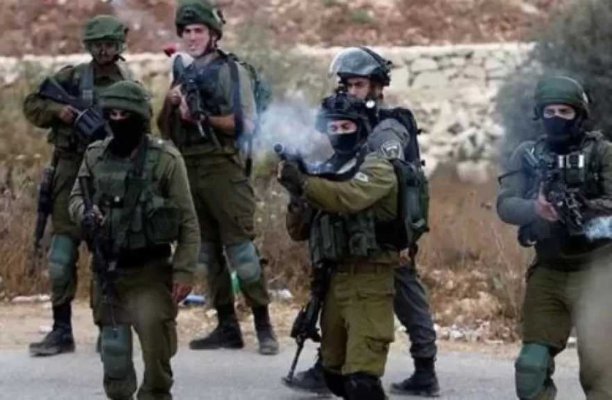 الضفة.. إصابة فلسطينيين بينهم أطفال خلال اقتحام قرية المغير