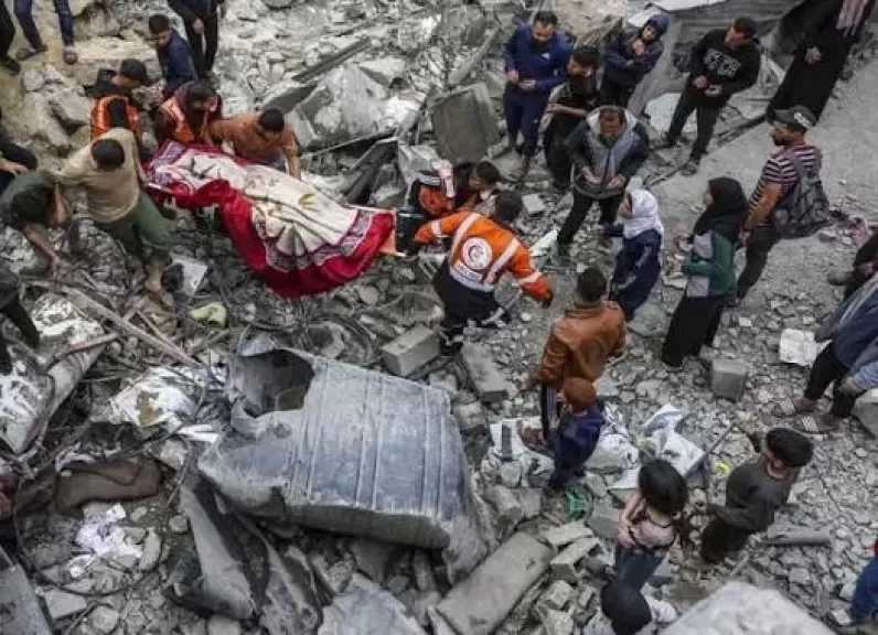 غزة: 3 إصابات في قصف للاحتلال استهدف دراجة نارية بدير البلح