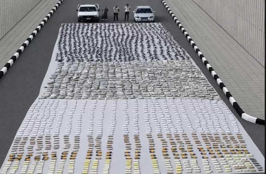 مصرع 6 عناصر شديدة الخطورة وضبط 2.5 طن مخدرات بقيمة 390 مليون جنيه بـ 3 محافظات.. صور