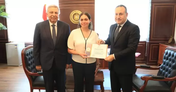 وزير التعليم العالي يكرم الطالبة هيا عمرو لمشاركتها في إسعاف مصابي مول «أرابيلا بلازا»