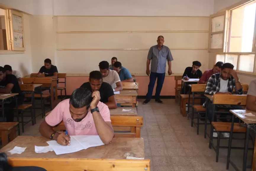امتحانات الدور الثاني للثانوية الأزهرية.. الطلاب يؤدون الإحصاء والأدب والكيمياء والبلاغة اليوم