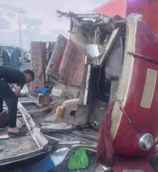 مصرع شخصين وإصابة 17 آخرين في انقلاب ميكروباص لنقل العمالة بطريق شبين الكوم- السادات