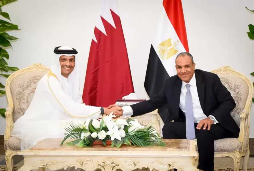 وزير الخارجية يبحث مع رئيس مجلس الوزراء القطري تعزيز العلاقات الثنائية ومستجدات الأوضاع الإقليمية