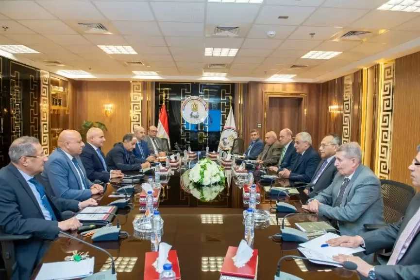 وزير الإنتاج الحربي يبحث مع رئيس اقتصادية قناة السويس تعزيز التعاون لدعم المشروعات التنموية