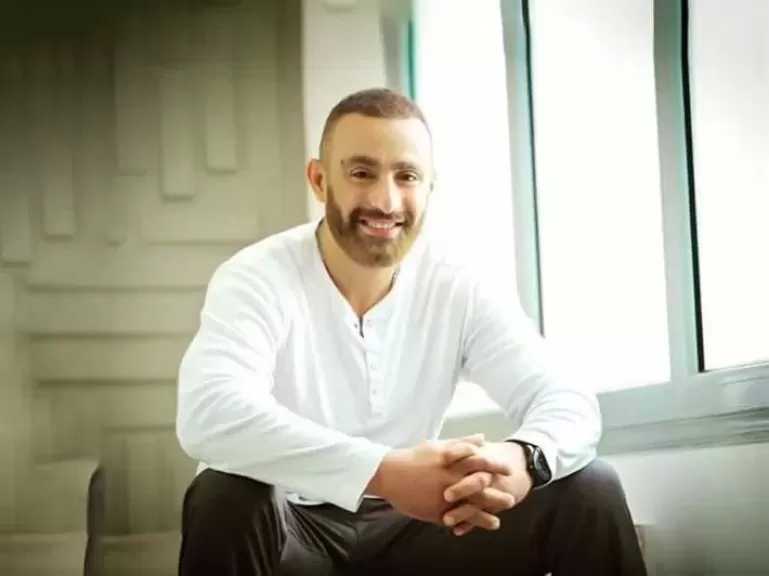 أحمد السقا عن مدى كفاية 10 مليون جنيه سنويًا للفنان: لو عايش بطولي هيكفوني ويفيضوا كمان