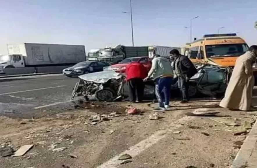 مصرع شخص وإصابة 8 آخرين في تصادم مروع بين ”نقل” وعدة سيارات أعلى الطريق الأوسطي