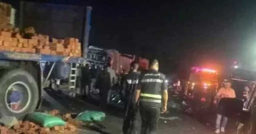 أوناش المرور تكثف جهودها لرفع آثار حادث الطريق الأوسطي بعد مصرع شخصين واصابة 10 آخرين