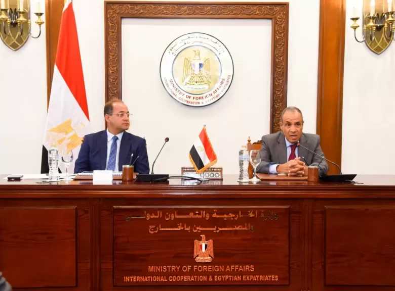 وزير الخارجية يستقبل وزير المالية ويعقدان لقاء مع السفراء المنقولين للخارج.. صور