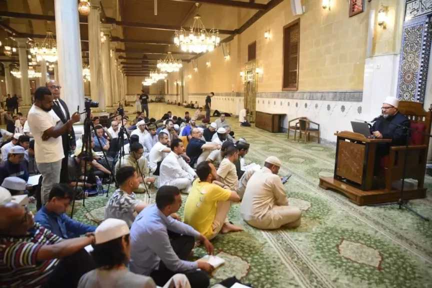 انطلاق مجالس قراءة «الشمائل المحمدية» بمسجد الإمام الحسين احتفالًا بالمولد النبوي الشريف