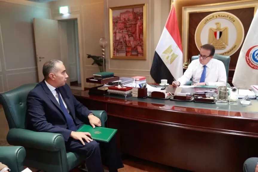 وزير الصحة يبحث مع سفير مصر لدى أوغندا تعزيز سبل التعاون في القطاع الصحي بين البلدين