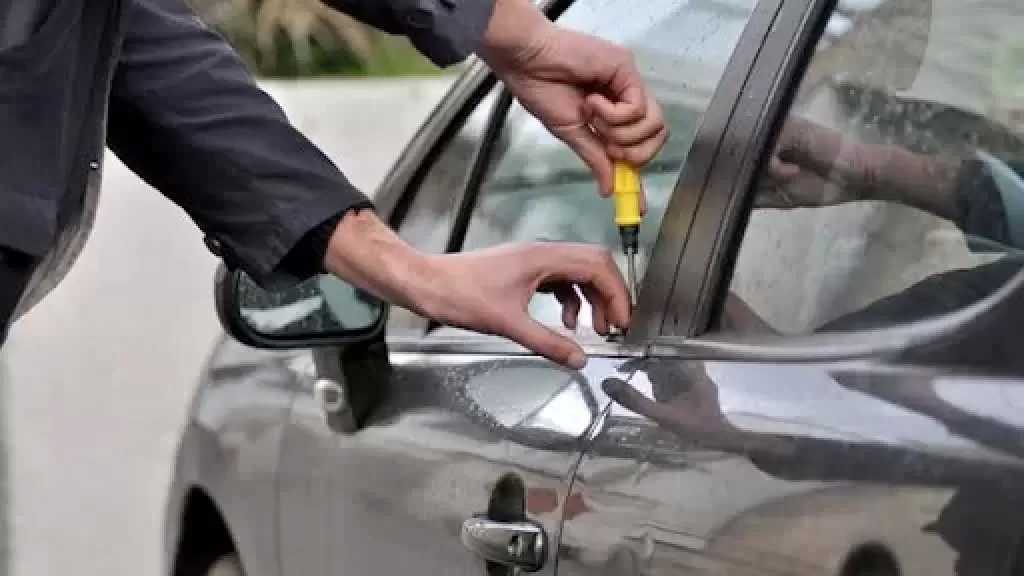 ضبط 5 متهمين بسرقة السيارات بأسلوب كسر الزجاج وقطع الأسلاك في الإسكندرية