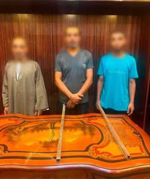 ضبط 3 متهمين بالتعدي على شخص وتهديده بسبب خلافات الجيرة بالقليوبية