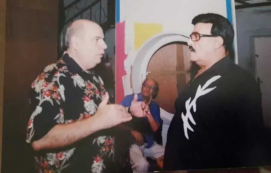 بصورة عمرها 19 عامًا.. أحمد الإبياري يستعيد ذكريات مراتي زعيمة عصابة مع سمير غانم