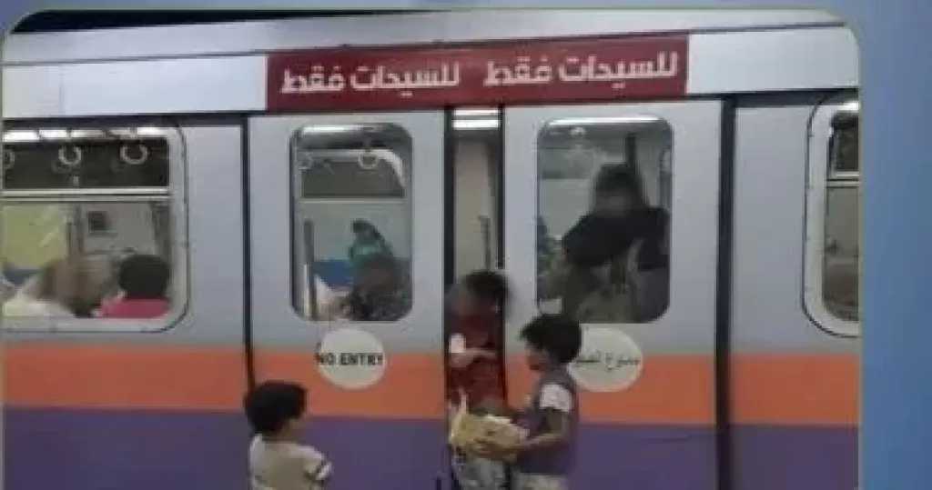استدعاء والدة طفل عطل باب المترو انتظارا لركوب شقيقيه بعربة السيدات