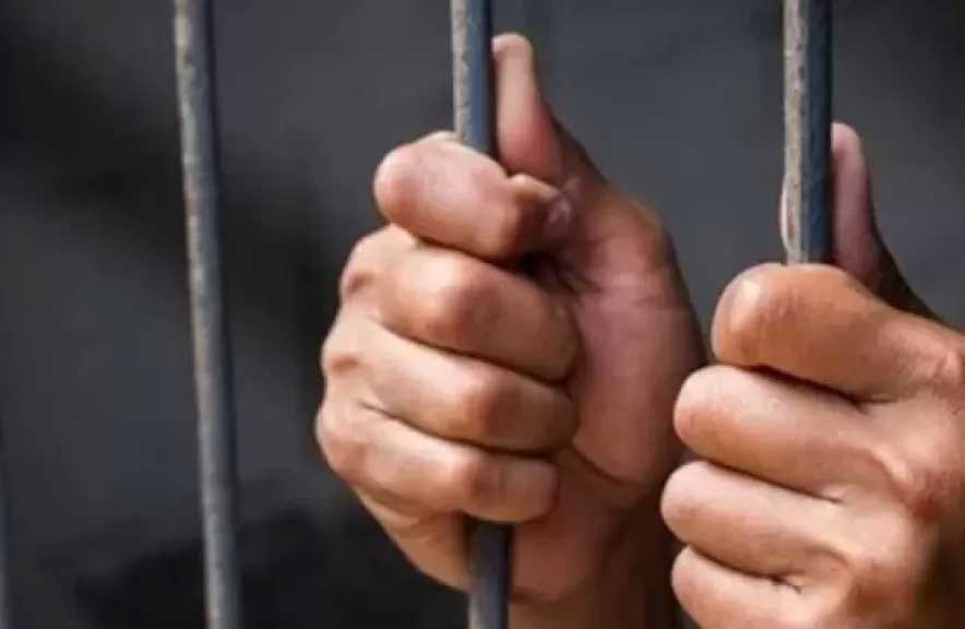 حبس ممرض بمصحة إدمان انتحل صفة شرطي في مصر القديمة
