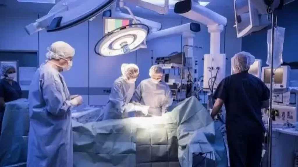 «الرعاية الصحية»: توسيع الصمام الرئوي بالبالون عن طريق القسطرة لطفل يبلغ 14 عامًا بمجمع الفيروز الطبي