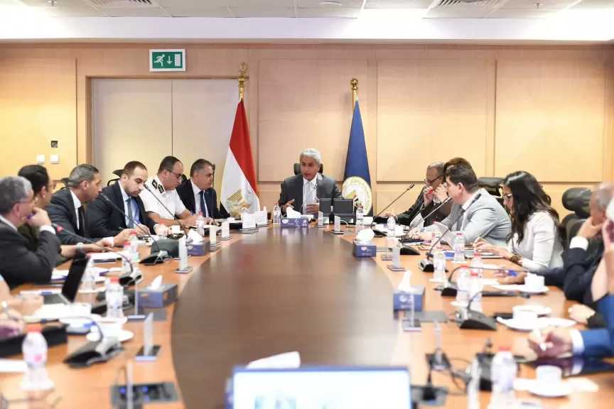 وزير السياحة والآثار يترأس اجتماعًا حول استقبال مصر ظاهرة الكسوف الكلي للشمس