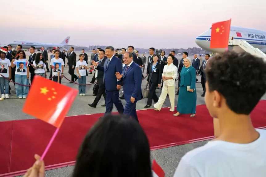 الموقع الرئاسي ينشر فيديو الرئيس السيسي وقرينته يستقبلان الرئيس الصيني وحرمه بمطار القاهرة الدولي