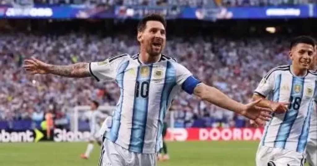 الأرجنتين تعلن إيقاف كل مباريات الدوري عند الدقيقة 10 تكريمًا لـ«ميسي»