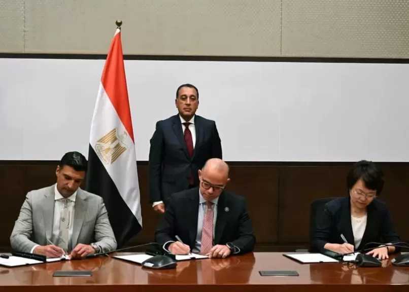 رئيس الوزراء يشهد توقيع مذكرة تفاهم لإقامة قاعدة لتخطيط وإنشاء مصانع السيارات ووسائل النقل المختلفة في مصر
