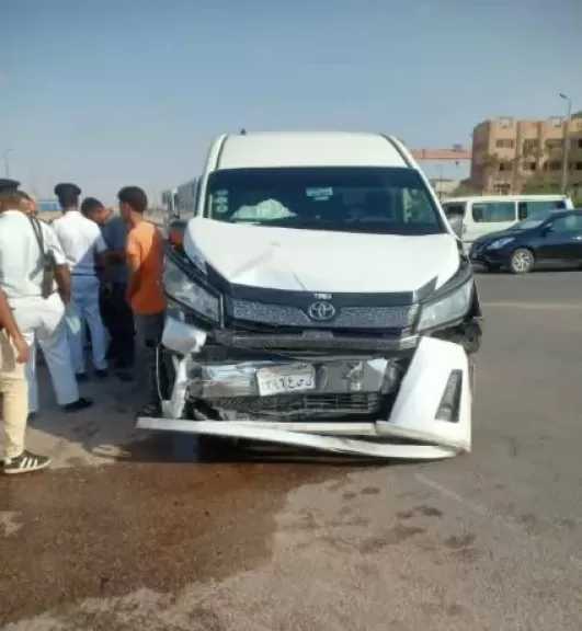 مصرع شخص وإصابة 9 آخرين في انقلاب ميكروباص بطريق السويس