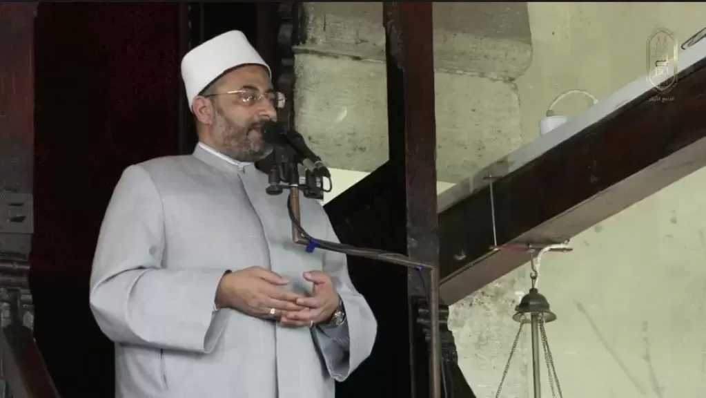 خطيب الجامع الأزهر يحذر من انقلاب الموازين: التافهون نجوما والعالم والمفكر والمخترع على هامش الحياة