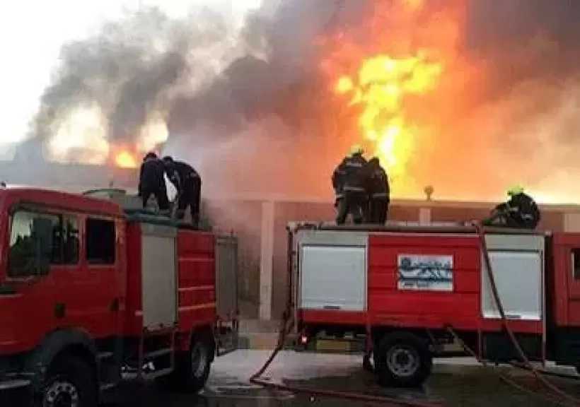 حريق بمصنع كرتون خلف سوق العبور.. 9 سيارات إطفاء و6 إسعاف للسيطرة على النيران